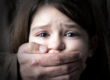 В Сумской области мужчина изнасиловал малолетнюю девочку