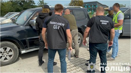 На Львівщині затримана група осіб, які продавали зброю. З’явилося відео