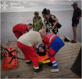 В селі Чабанське жінка викидала сміття з кручі та впала. Доставали її рятувальники