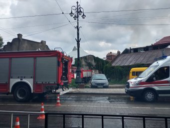 Во Львове серьезный пожар. Перекрыто движение на улице Промышленной