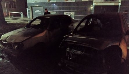 В Харькове сгорело два автомобиля