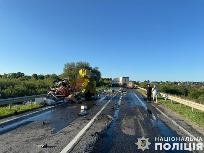 На автодорозі «Київ – Чоп» внаслідок ДТП загинули водії мікроавтобуса та автопоїзда