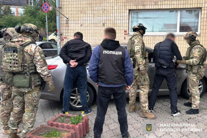 У Вінниці затримано трьох осіб, які вимогали гроші у неповнолітнього та порожували йому вбивством