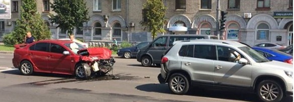 В Киеве на Воздухофлотском проспекте столкнулись два автомобиля