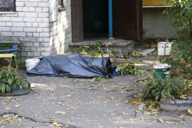 В Киеве пожилая женщина выпала с восьмого этажа. Появилось видео