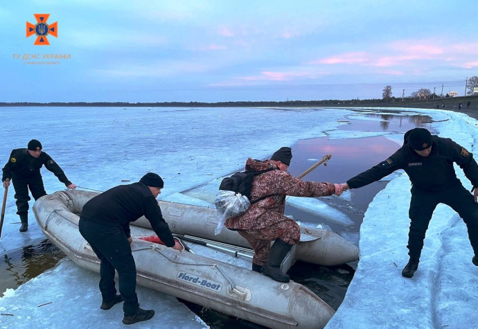 В Вышгороде спасатели сняли с дрейфующей льдины 11 рыбаков. Появилось видео