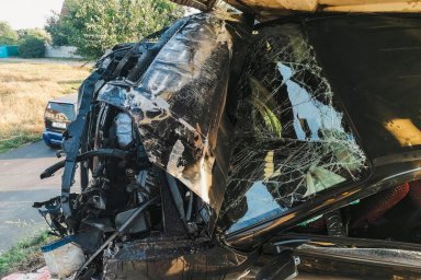 ДТП под Киевом: автомобиль застрял под остановкой