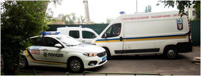 В Киева на ул. Евгения Коновальца возле больницы нашли мужчину в луже крови. Появилось видео