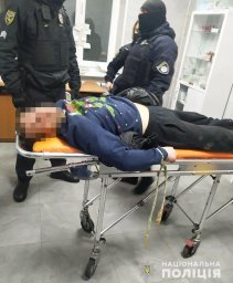 В Запорожье мужчина избил полицейского и выпрыгнул с четвертого этажа