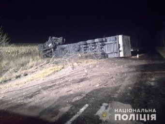 В Житомирской области опрокинулся грузовой автомобиль