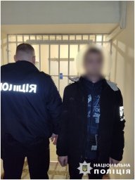 У Смілі чоловік кинув малолітнього пасинка на підлогу та залишив дитину в безпеці