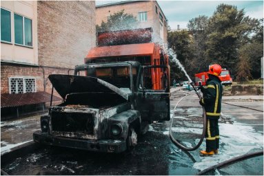 В Киеве на улице Политехнической сгорел мусоровоз. Появилось видео