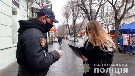 В Одессе девушка ударила прохожего ножом. Появилось видео