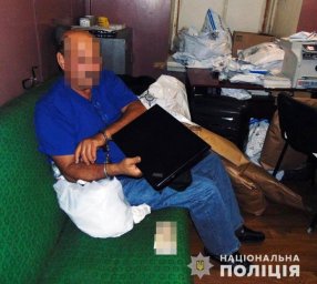 В Киеве мужчина задушил женщину. Появилось видео