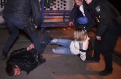 В Киеве беременная женщина пыталась совершить кражу и дралась с полицией. Появилось видео