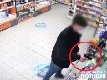 У Києві затримала іноземця за розбійний напад на магазин. З’явилося відео