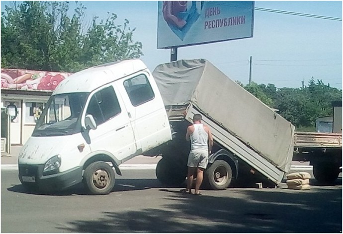 В Харцызске на ходу «разобрался» грузовик