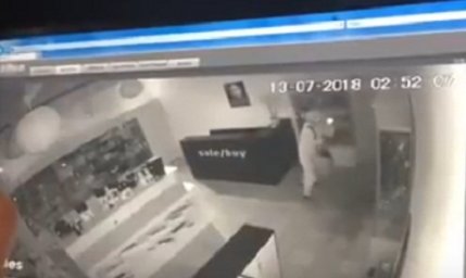 В Чернигове камеры наблюдения зафиксировали ограбление магазина