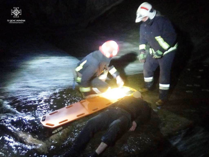 В Бердичіві рятувальники допомогли чоловікові, який впав біля греблі