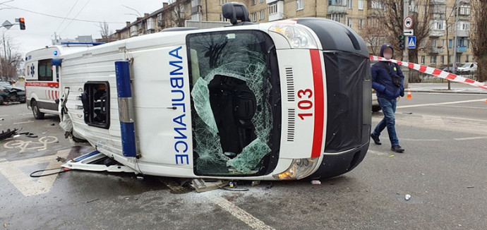 В Киеве карета «Скорой помощи» попала в аварию