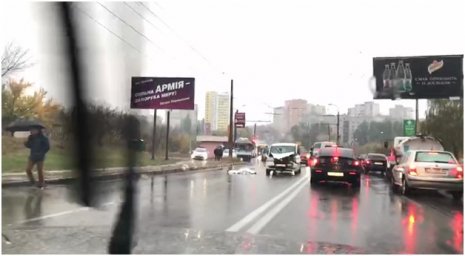 В Харькове автомобиль разметал по дороге двоих пешеходов. Люди погибли. Появилось видео