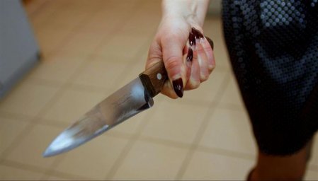 В Доброполье женщина ударила мужа ножом