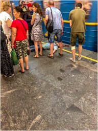 В Киеве на станции метро «Контрактовая Площадь» на платформе упал мужчина