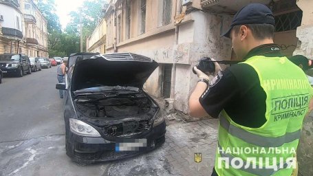 В Одессе двое мужчин подожгли автомобиль. Появилось видео