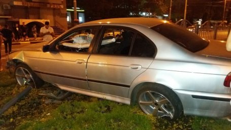В Харькове автомобиль на «евроблахах» таранил ограждение