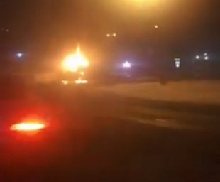 Ночью в Киеве сгорела снегоуборочная машина. Появилось видео