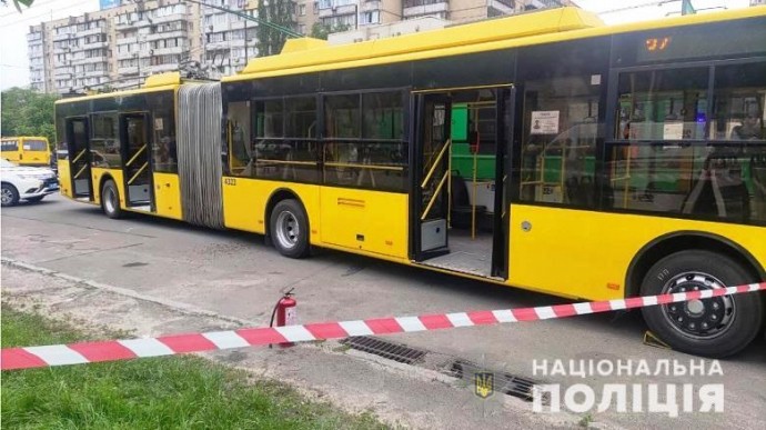 В Киеве мужчина поджег троллейбус. Появилось видео