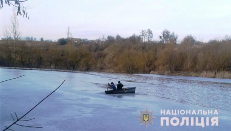 В Житомирской области на берег реки вытащили лодку с двумя детьми