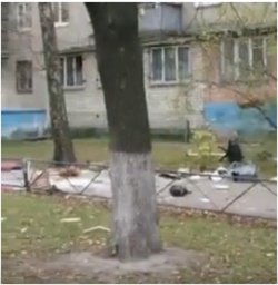 В Киеве мужчина выбрасывал вещи с балкона и хотел спрыгнуть сам. Появилось видео