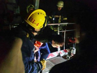 В Киеве с высоковольтной опоры сняли мужчину. Появилось видео В Киеве с высоковольтной опоры сняли мужчину. Появилось видео