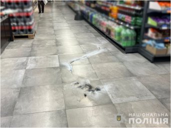 У місті Південне троє відвідувачів магазину  привели в дію димовий пристрій