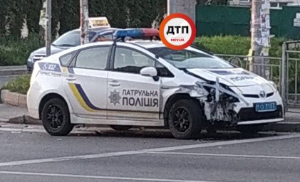 В Киеве произошло ДТП с участием полиции. Автомобили сильно повреждены. Фото