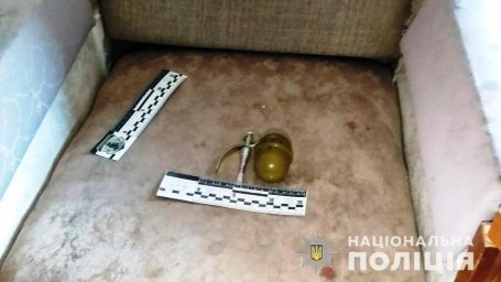 В Николаеве мужчина угрожал взорвать гранату. Появилось видео