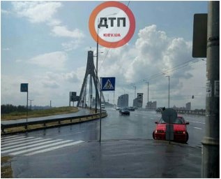 В Киеве водитель таранил дорожный знак