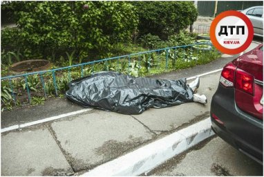 В Киеве возле собственного дома внезапно скончался мужчина