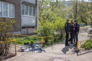 В Киеве пожилая женщина свела счеты с жизнью, выбросившись из окна