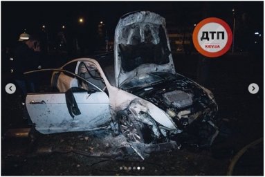 В Киеве автомобиль вылетел на обочину и вспыхнул. Появилось видео