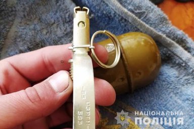 В Лановцах мужчину задержали во время продажи гранаты