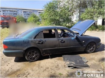 На Київщині чоловік так не хотів відпускати сусіда, що підпалив авто