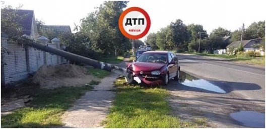 В Борисполе автомобиль врезался в столб. Столб упал