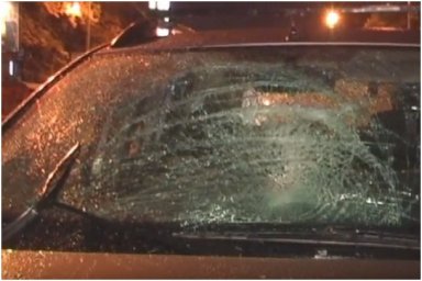 В Киеве, попав под машину, женщина не только не пострадала, но удивила всех. Появилось видео