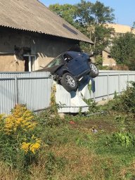 ​В Черновцах полицейский на BMW повис на заборе частного дома