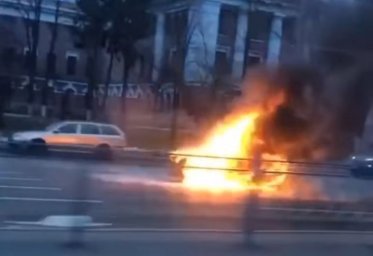 В центре Киева вспыхнул и сгорел дотла автомобиль
