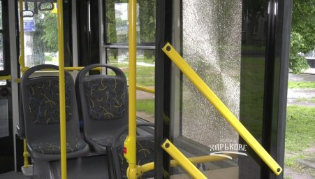 В Харькове неизвестный выстрелил по троллейбусу
