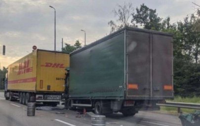 На трассе под Киевом столкнулись два грузовика. Погиб мужчина