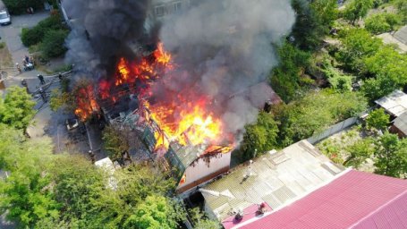 В центре Киева сгорел дом с человеком внутри